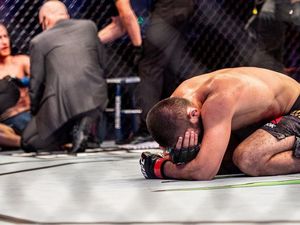 Tangis Khabib Nurmagomedov, Kesedihan dan Emosi Tertahan