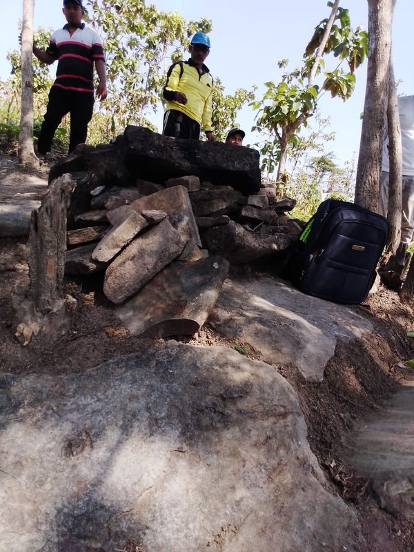 Baru-baru ini ditemukan sekitar 23 kubur batu di situs cagar budaya kubur batu manusia kalang, Desa Bleboh, Kecamatan Jiken, Blora. Lokasinya tidak terkumpul di satu titik. Namun menyebar di beberapa titik, tapi masih di wilayah desa Bleboh. (Febrian Chandra/detikcom) Baru-baru ini ditemukan sekitar 23 kubur batu di situs cagar budaya kubur batu manusia kalang, Desa Bleboh, Kecamatan Jiken, Blora. Lokasinya tidak terkumpul di satu titik. Namun menyebar di beberapa titik, tapi masih di wilayah desa Bleboh. (Febrian Chandra/detikcom)
