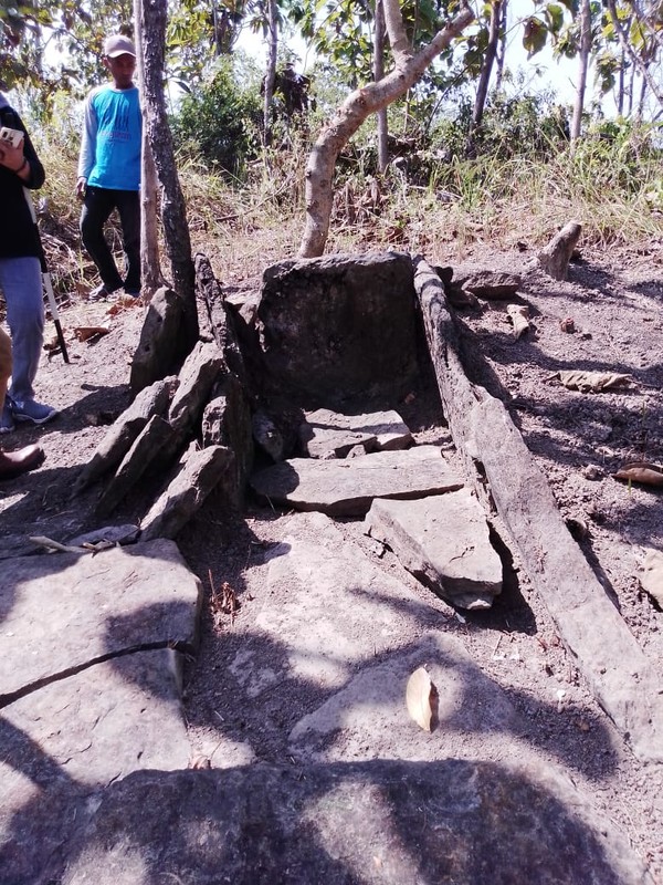 23 kubur batu itu ditemukan oleh komunitas pelestari cagar budaya. Bahkan oleh mereka, beberapa titik diberi pagar pengaman agar kubur batu tidak lagi dirusak seperti di Wilayah hutan Nglawungan, Desa Tunjungan, Kecamatan Tunjungan beberapa waktu lalu. (Febrian Chandra/detikcom) 23 kubur batu itu ditemukan oleh komunitas pelestari cagar budaya. Bahkan oleh mereka, beberapa titik diberi pagar pengaman agar kubur batu tidak lagi dirusak seperti di Wilayah hutan Nglawungan, Desa Tunjungan, Kecamatan Tunjungan beberapa waktu lalu. (Febrian Chandra/detikcom)