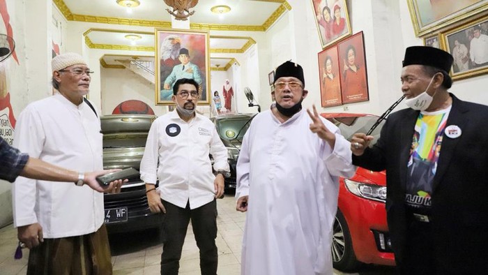 Tokoh senior PDI Perjuangan Surabaya, Mat Mochtar, menyatakan mendukung Paslon Wali Kota-Wakil Wali Kota Surabaya nomor urut 2 Machfud Arifin-Mujiaman Sukirno. Mat Mochtar kecewa partainya tak mengusung Wakil Wali Kota Surabaya saat ini, Whisnu Sakti Buana.