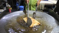 Tak ketinggalan juga ada martabak telur yang padat isiannya dan renyah kulitnya. Martabak telur ini jadi salah satu menu favorit Presiden Jokowi. Foto: detikFood/Riska Fitria