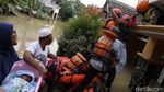 Momen Basarnas Evakuasi Bayi di Tengah Banjir Jatirasa