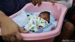 Momen Basarnas Evakuasi Bayi di Tengah Banjir Jatirasa