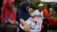 Sang bayi dan ibunya pun selamat dari banjir.