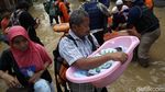 Momen Basarnas Evakuasi Bayi di Tengah Banjir Jatirasa