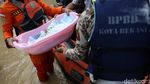 Momen Basarnas Evakuasi Bayi di Tengah Banjir Jatirasa