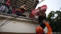 Ini momen saat anggota Basarnas mengevakuasi bayi di tengah banjir Jatirasa, Bekasi, Jawa Barat.