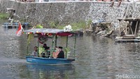 Pasangan pertama melangsungkan akad nikah di atas perahu.