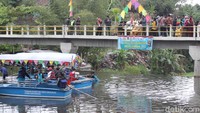 Kemudian pasangan kedua melangsungkan akad nikah di jembatan Bendung Lepen.