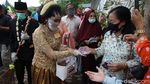 Momen Nikah Bareng 3 Pengantin di Bendung Lepen Yogya