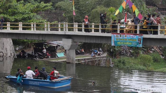 Momen Nikah Bareng 3 Pengantin di Bendung Lepen Yogya Sebanyak tiga pasang pengantin melangsungkan akad nikah bersamaan di Bendung Lepen, Sungai Gajah Wong, Yogyakarta, Minggu (25/10).