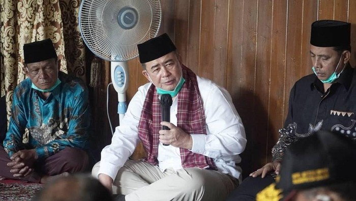 Tokoh masyarakat Gaung, Gempitar Datuak Rajo Dunie, mendukung cagub nomor urut dua itu karena kepedulian terhadap masalah adat Minangkabau.