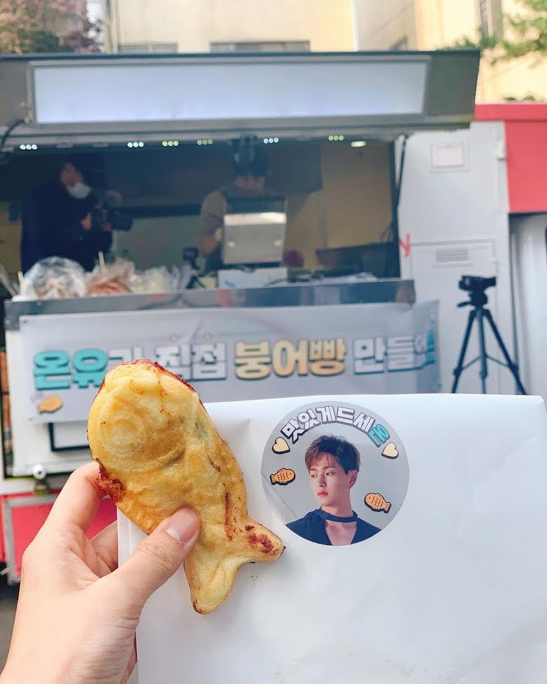 Onew SHINee Traktir Makanan Staf SM Entertainment