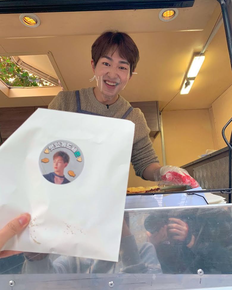 Onew SHINee Traktir Makanan Staf SM Entertainment