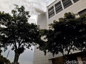 Damkar: Asap di Pasaraya Manggarai Akibat Kebakaran Panel di Basement