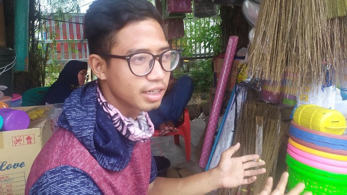 Pedagang terdampak puting beliung di Bekasi, Ahmad Sofyan (Foto: Luqman/detikcom)