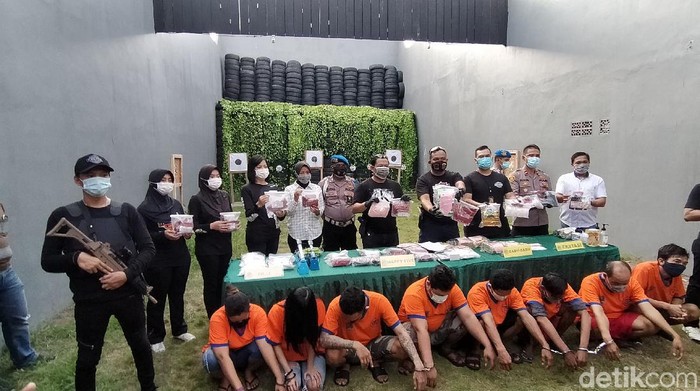 Polisi Surabaya mengungkap jaringan pengedar narkoba di Jawa Timur. Ada 8,8 kg sabu dan 17 ribu pil happy five yang disita dari 8 tersangka.