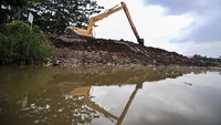 Pengerukan tersebut dilakukan untuk menambah daya tampung setu.