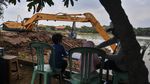 Pengerukan Endapan Lumpur di Setu Babakan