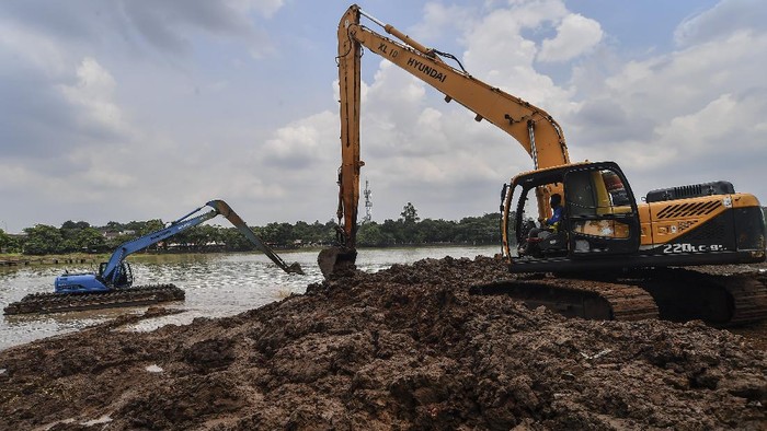 PENGERUKAN LUMPUR SETU BABAKAN Petugas Sudin Tata Air menggunakan alat berat melakukan pengerukan lumpur di Setu Babakan, Jakarta, Minggu (25/10/2020). Pengerukan tersebut dilakukan untuk menambah daya tampung setu demi mengantisipasi banjir dan genangan air saat musim penghujan. ANTARA FOTO/Muhammad Adimaja/foc.