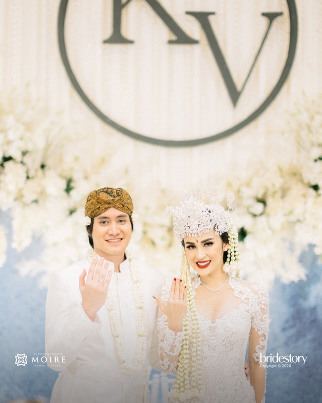 Inilah penampilan Vicy Melanie ketika dinikahi musisi Kevin Aprilio. Prosesi akad nikah berlangsung penuh khidmat di Ballroom Hotel Intercontinental Jakarta, Minggu (25/10/2020) pagi. (Foto: Dok. Moire Photo/ Bridestory)