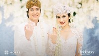 Kevin Aprilio memberikan mas kawin seperangkat alat salat dan mahar sebesar Rp 251.020 dibayar tunai.  Foto: Moire Photo/ Bridestory/ Dok. Instagram