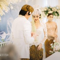 Pernikahan Kevin Aprilio dan Vicy Melanie sempat tertunda karena pandemi COVID-19. Kevin pun bersyukur pernikahannya bisa berjalan dengan lancar. Perasaannya senang banget ya. Terus terang, memang ini kan termasuk kewajiban di agama kami juga ya untuk menjalankan sebuah ibadah pernikahan, ujar Kevin Aprilio. (Foto: Dok. Moire Photo/ Bridestory)