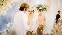 Senyum bahagia tampak di wajah Kevin Aprilio dan Vicy Melanie usai menggelar akad nikah.  Foto: Moire Photo/ Bridestory/ Dok. Instagram