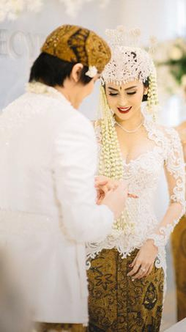 Pernikahan Kevin Aprilio dan Vicy Melanie sempat tertunda karena pandemi COVID-19. Kevin pun bersyukur pernikahannya bisa berjalan dengan lancar. Perasaannya senang banget ya. Terus terang, memang ini kan termasuk kewajiban di agama kami juga ya untuk menjalankan sebuah ibadah pernikahan, ujar Kevin Aprilio. (Foto: Dok. Moire Photo/ Bridestory)