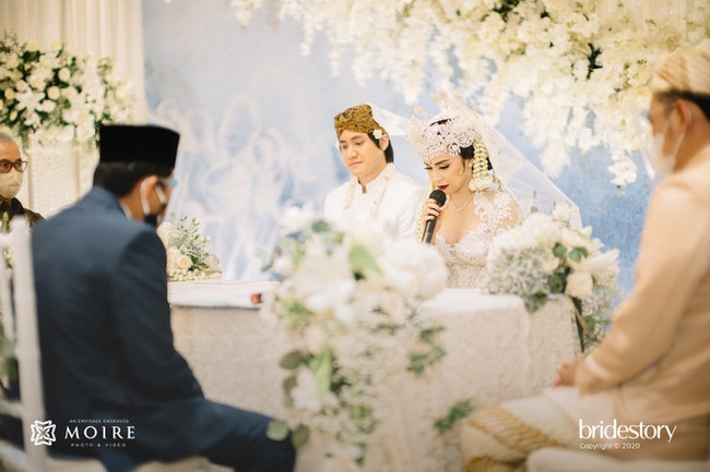 Mohon perkenankan Vicy mohon maaf atas dosa, kesalahan, dan kekhilafan yang pernah Vicy lakukan, baik kata-kata maupun perilaku yang kurang berkenan. Di hari yang baik ini, Vicy mengucapkan terima kasih yang setulus-tulusnya atas cinta, kasih, serta segala kerja keras dan pengorbanan ibu dan bapak yang senantiasa terasa sedari lahir hingga sepanjang masa, ujar Vicy Melanie terbata-bata saat melakukan sesi sungkeman. (Foto: Dok. Moire Photo/ Bridestory)