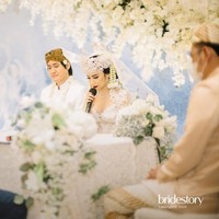 Mohon perkenankan Vicy mohon maaf atas dosa, kesalahan, dan kekhilafan yang pernah Vicy lakukan, baik kata-kata maupun perilaku yang kurang berkenan. Di hari yang baik ini, Vicy mengucapkan terima kasih yang setulus-tulusnya atas cinta, kasih, serta segala kerja keras dan pengorbanan ibu dan bapak yang senantiasa terasa sedari lahir hingga sepanjang masa, ujar Vicy Melanie terbata-bata saat melakukan sesi sungkeman. (Foto: Dok. Moire Photo/ Bridestory)