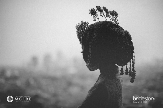 Untuk prosesi akad nikah, Kevin dan Vicy mengusung adat Sunda dengan konsep Grand Elegance Fairytale. Konsep ini dipilih untuk merepresentasikan perjalanan cinta mereka yang telah terjalin selama 5 tahun. (Foto: Dok. Moire Photo/ Bridestory)