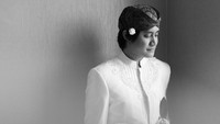Kevin Aprilio tampak senada dengan pakaian adat khas Sunda Foto: Moire Photo/ Bridestory/ Dok. Instagram