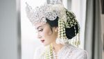 Cantik Banget! Vicy Melanie Pakai Siger di Hari Pernikahan