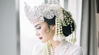 Vicy Melanie tampak cantik mengenakan kebaya khas Sunda berwarna putih.  Foto: Moire Photo/ Bridestory/ Dok. Instagram