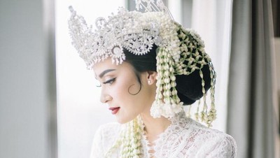 Cantik Banget! Vicy Melanie Pakai Siger di Hari Pernikahan