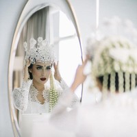 Adapun siger yang memahkotai kepala Vicy Melanie dirancang oleh desainer aksesori kenamaan Rinaldy A. Yunardi. (Foto: Moire Photo/ Bridestory/ Dok. Instagram)