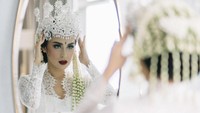 Istri Kevin Aprilio juga mengenakan Siger yang mempercantik bagian kepalanya.  Foto: Moire Photo/ Bridestory/ Dok. Instagram