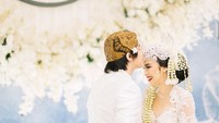 Akad nikah Kevin Aprilio dan Vicy Melanie berlangsung terbatas dan hanya dihadiri oleh keluarga keduanya.  Foto: Moire Photo/ Bridestory/ Dok. Instagram