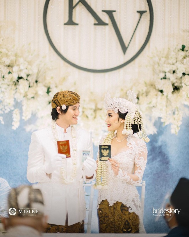 Sah! Kevin Aprilio dan Vicy Melanie kini telah resmi menjadi suami-istri. Selamat! (Foto: Moire Photo/ Bridestory/ Dok. Instagram)