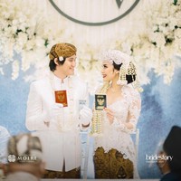  Sah! Kevin Aprilio dan Vicy Melanie kini telah resmi menjadi suami-istri. Selamat! (Foto: Moire Photo/ Bridestory/ Dok. Instagram)