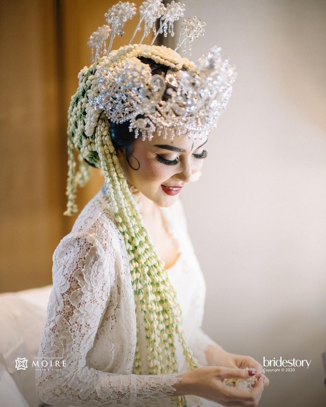 Riasan wajah yang on-point semakin membuat penampilan Vicy Melanie memukau. (Foto: Dok. Moire Photo/ Bridestory)