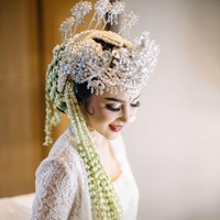 Riasan wajah yang on-point semakin membuat penampilan Vicy Melanie memukau. (Foto: Dok. Moire Photo/ Bridestory)