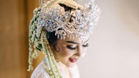 Senyum semringah terlihat di hari bahagia Vicy Melanie.  Foto: Bridestory/ Instagram