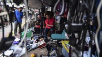 Warga berbelanja di pasar penjualan barang bekas, kawasan Kebayoran Lama, Jakarta, Minggu (25/10/2020).