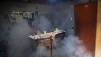 Petugas melakukan pengasapan (fogging) guna pencegahan penyakit Demam Berdarah Dengue (DBD) di lingkungan permukiman warga.