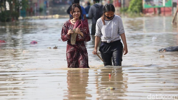 Potret Banjir Pagi Ini di Perumahan Pondok Gede Permai Bekasi Warga melintasi banjir di Perumahan Pondok Gede Permai, Kota Bekasi, Jawa Barat, Minggu (25/10/2020). Sejumlah wilayah di banjir sejak semalam terendam banjir. Salah satunya banjir berada di Perumahan Pondok Gede Permai pagi ini setinggi 90 cm. Agung Pambudhy/Detikcom.