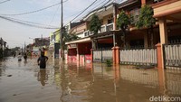 Alhasil, air mulai masuk ke permukiman warga sekitar pukul 23.30 WIB. Air masuk dari rembesan tanggul yang akhirnya merendami permukiman warga di Perumahan Pondok Gede Permai.