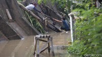 Hingga tadi padi, sedikitnya 50 warga yang sudah mulai diungsikan akibat banjir yang merendami rumah mereka cukup tinggi.