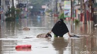 Hingga kini evakuasi pun terus dilakukan oleh tim BPBD Kota Bekasi. Para pengungsi pun sudah dipindahkan ketempat yang aman.